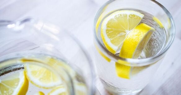 Adding lemon juice to water makes it easier to stick to a water diet. 